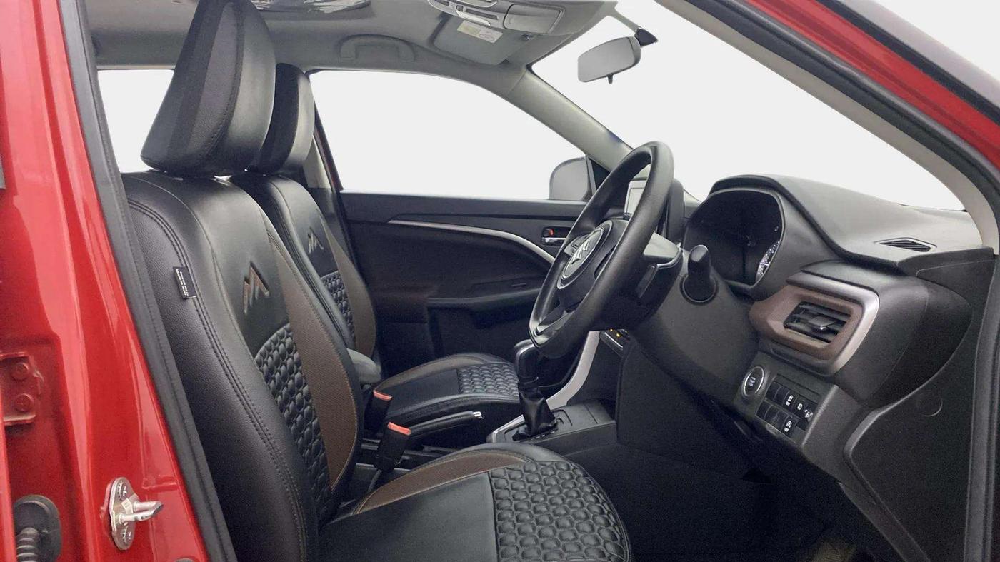 2023 Maruti BREZZA ZXI  AT SMART HYBRID DUAL TONE, Petrol, Automatic, 30,934 km, Right Side Front Door Cabin