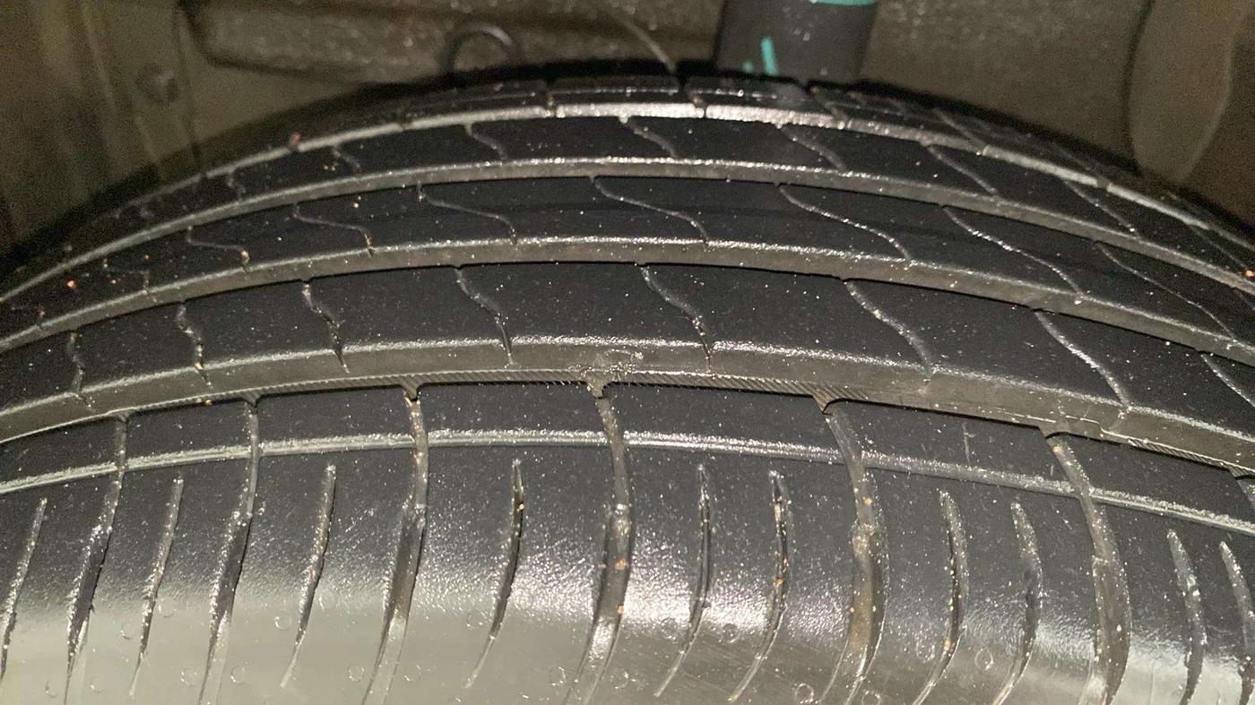 2023 Maruti BREZZA ZXI  AT SMART HYBRID DUAL TONE, Petrol, Automatic, 30,934 km, Left Front Tyre Tread