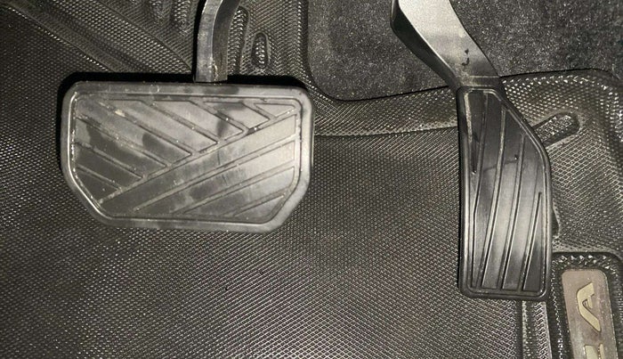 2023 Maruti BREZZA ZXI  AT SMART HYBRID DUAL TONE, Petrol, Automatic, 30,821 km, Pedals