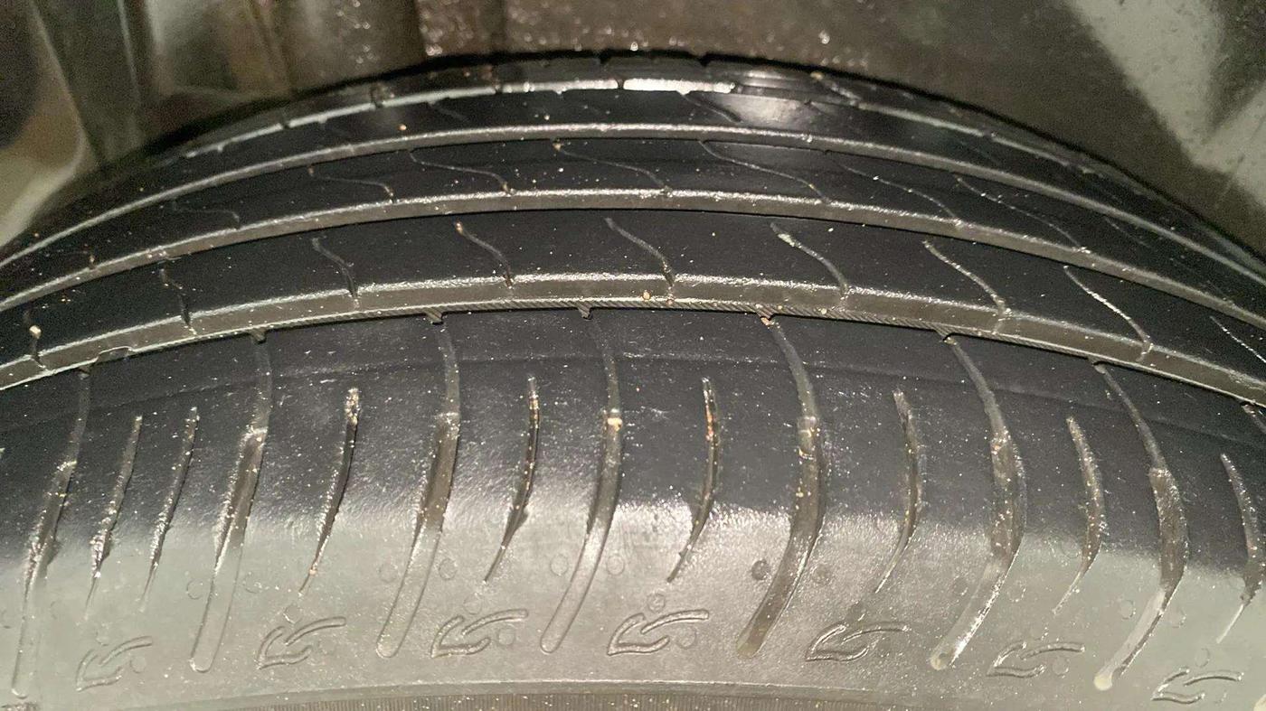2023 Maruti BREZZA ZXI  AT SMART HYBRID DUAL TONE, Petrol, Automatic, 30,934 km, Right Rear Tyre Tread
