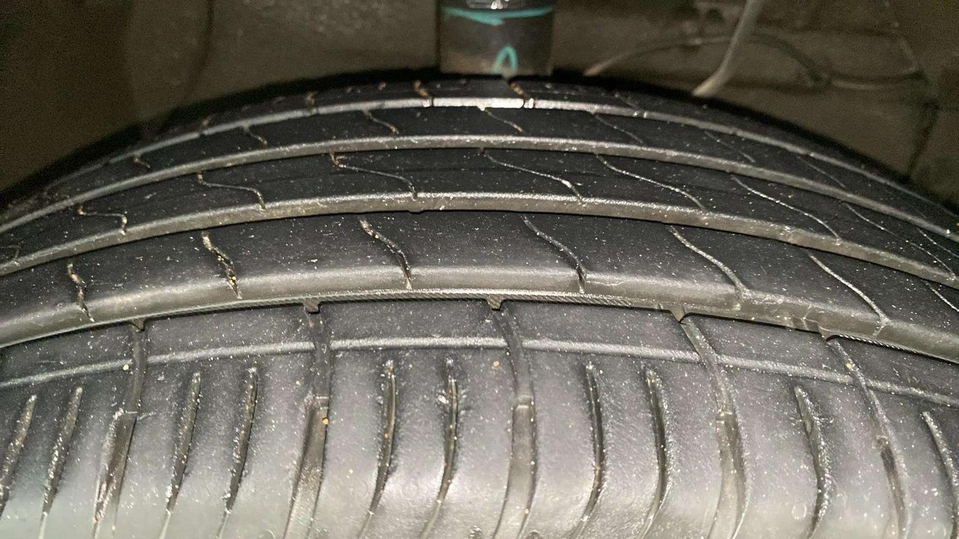 2023 Maruti BREZZA ZXI  AT SMART HYBRID DUAL TONE, Petrol, Automatic, 30,934 km, Right Front Tyre Tread