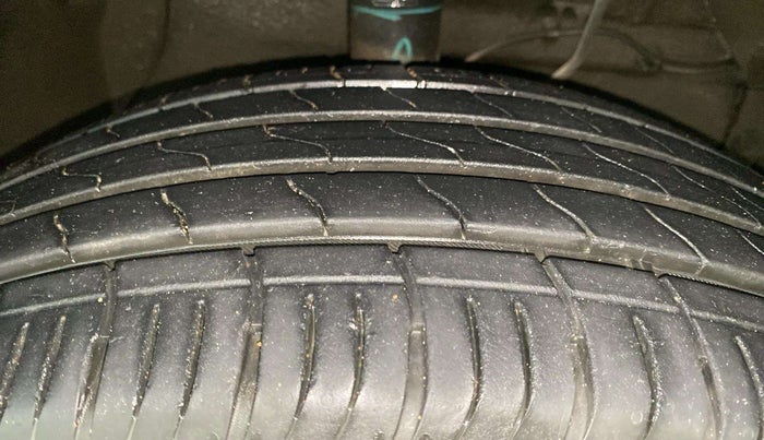 2023 Maruti BREZZA ZXI  AT SMART HYBRID DUAL TONE, Petrol, Automatic, 30,821 km, Right Front Tyre Tread