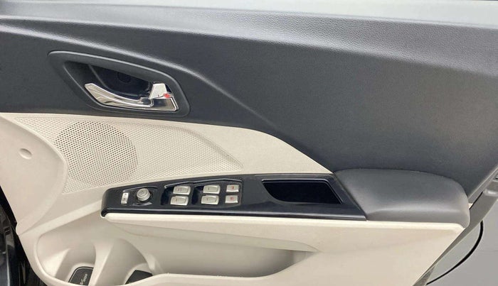 2021 Mahindra XUV300 W8 (O) 1.2 PETROL, Petrol, Manual, 58,368 km, Driver Side Door Panels Control