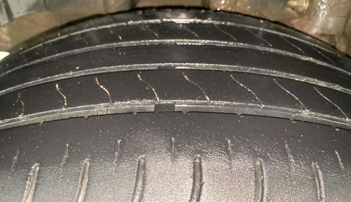 2021 Mahindra XUV300 W8 (O) 1.2 PETROL, Petrol, Manual, 58,368 km, Right Rear Tyre Tread