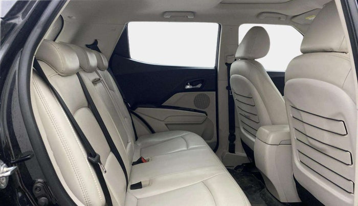 2021 Mahindra XUV300 W8 (O) 1.2 PETROL, Petrol, Manual, 58,368 km, Right Side Rear Door Cabin