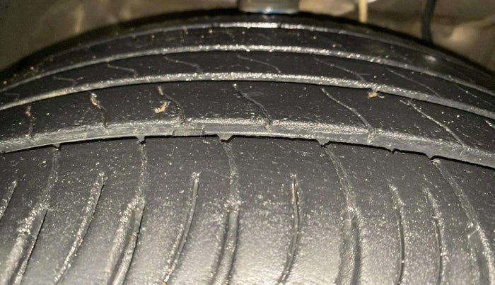 2021 Mahindra XUV300 W8 (O) 1.2 PETROL, Petrol, Manual, 58,368 km, Right Front Tyre Tread