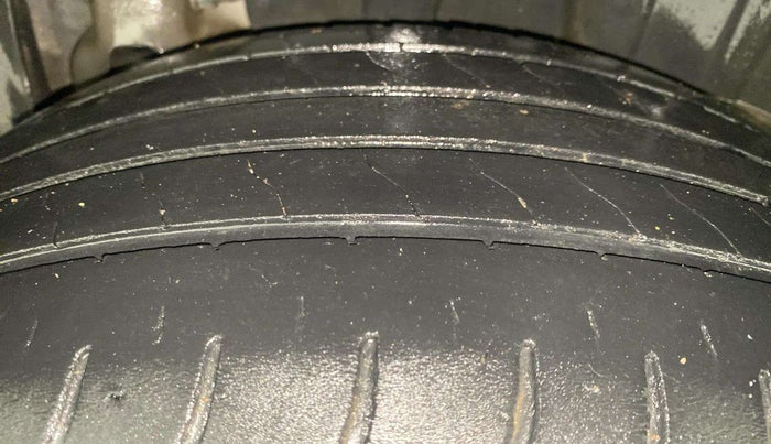 2021 Mahindra XUV300 W8 (O) 1.2 PETROL, Petrol, Manual, 58,368 km, Left Rear Tyre Tread