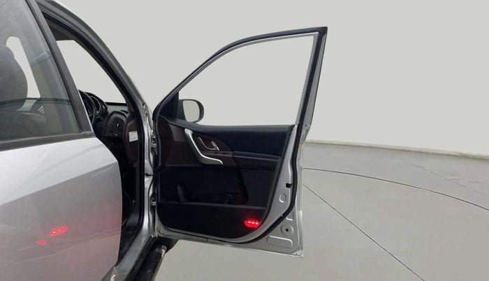2013 Mahindra XUV500 W8, Diesel, Manual, 1,19,153 km, RHS Front Door