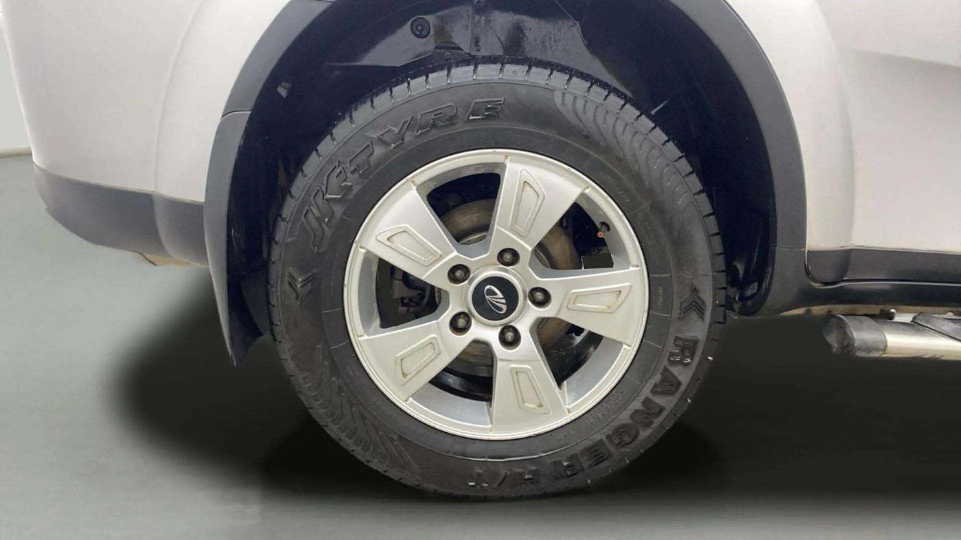 2013 Mahindra XUV500 W8, Diesel, Manual, 1,19,153 km, Right Rear Wheel