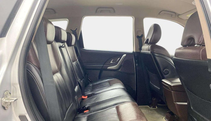 2013 Mahindra XUV500 W8, Diesel, Manual, 1,19,153 km, Right Side Rear Door Cabin