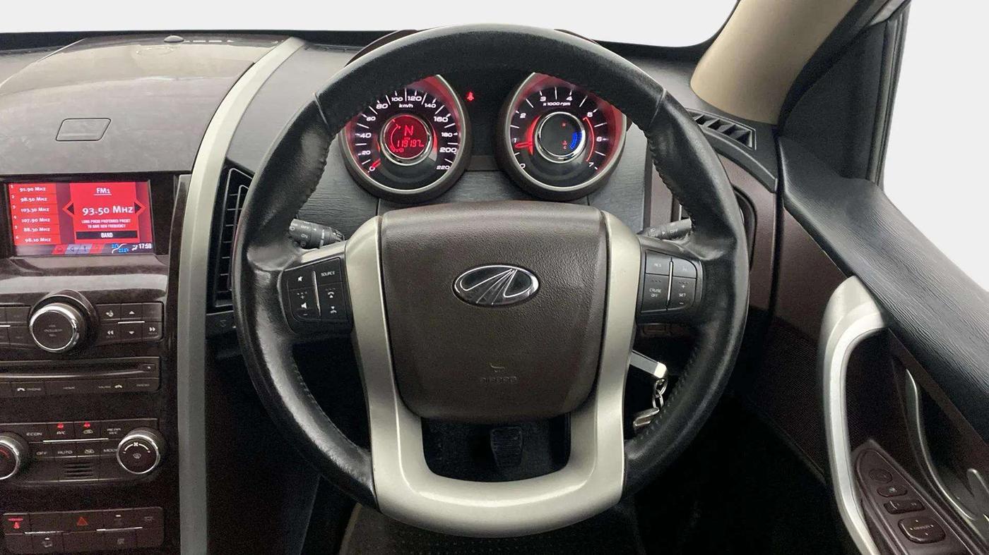 2013 Mahindra XUV500 W8, Diesel, Manual, 1,19,153 km, Steering Wheel Close Up