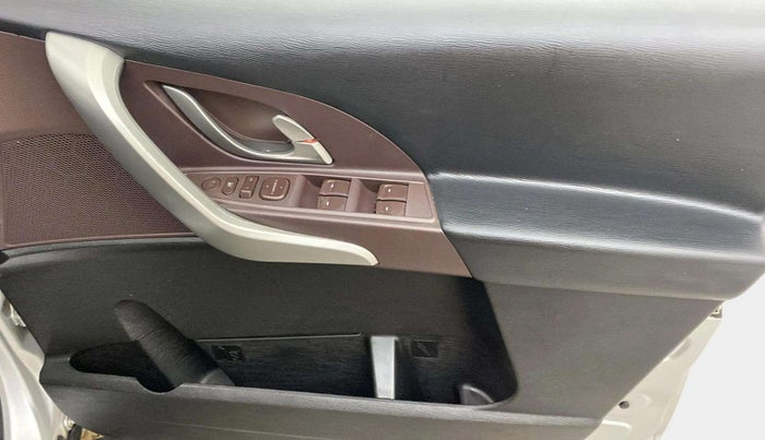 2013 Mahindra XUV500 W8, Diesel, Manual, 1,19,153 km, Driver Side Door Panels Control
