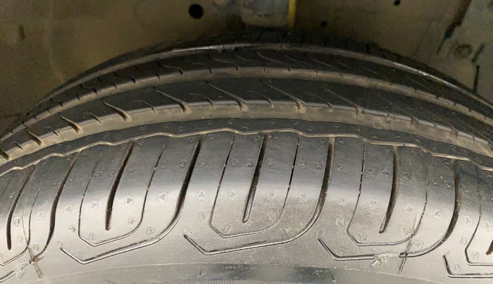 2014 Maruti Ertiga VXI, Petrol, Manual, 57,467 km, Right Front Tyre Tread