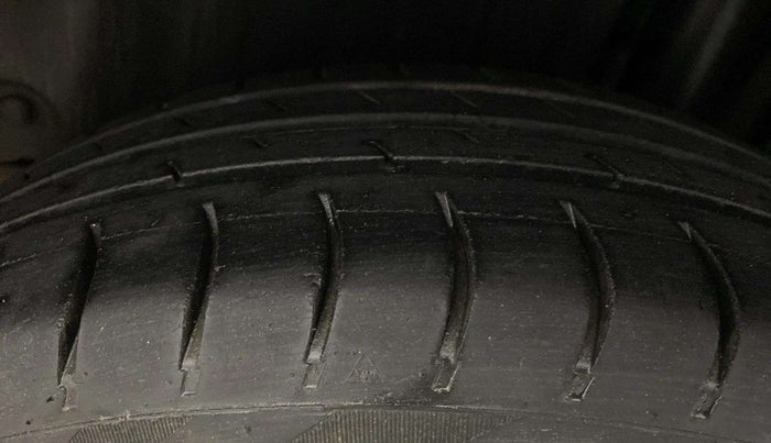 2015 Maruti Swift VXI, Petrol, Manual, 88,788 km, Left Rear Tyre Tread