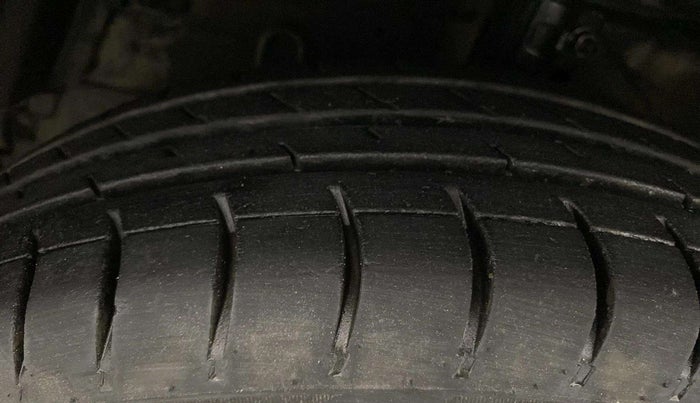 2015 Maruti Swift VXI, Petrol, Manual, 88,788 km, Left Front Tyre Tread