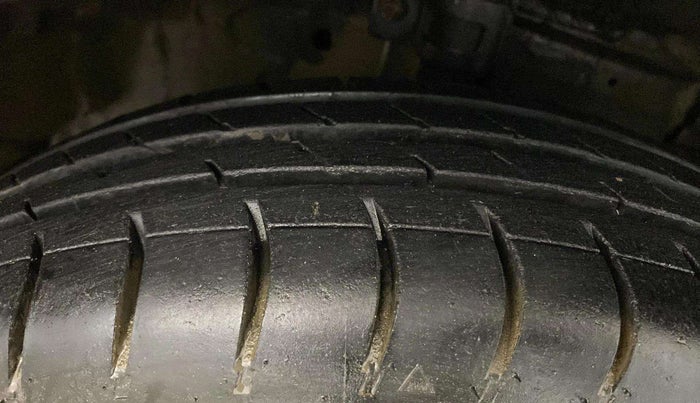 2015 Maruti Swift VXI, Petrol, Manual, 88,788 km, Right Front Tyre Tread