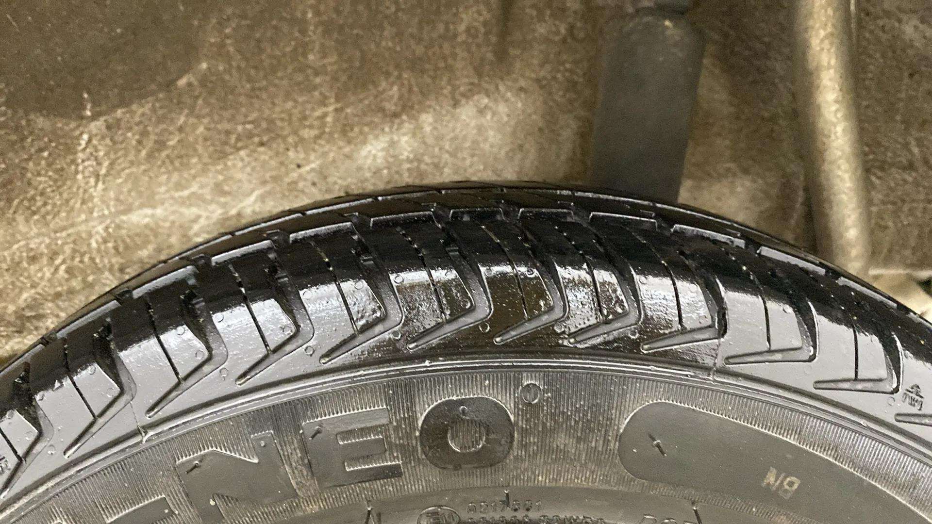 LHS-Rear-Tyre-Tread-21