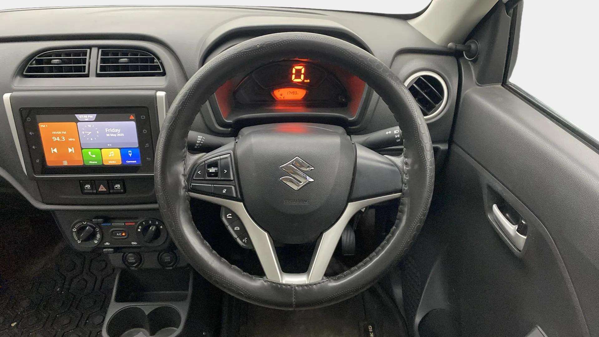 Steering-wheel-close-up-29