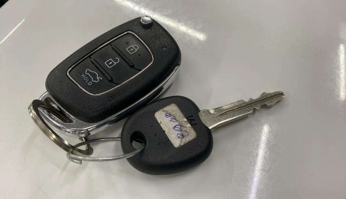 2021 Hyundai AURA S 1.2, Petrol, Manual, 7,057 km, Key Close Up