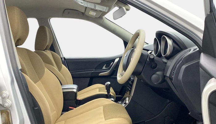 2018 Mahindra XUV500 W7, Diesel, Manual, 97,930 km, Right Side Front Door Cabin