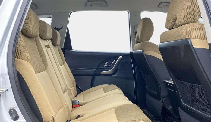 2018 Mahindra XUV500 W7, Diesel, Manual, 97,930 km, Right Side Rear Door Cabin