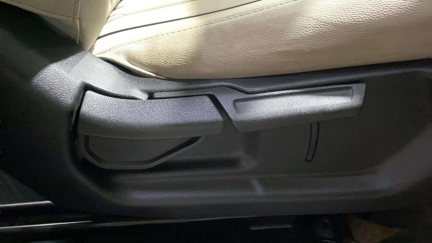 2022 Hyundai VENUE SX 1.2 PETROL, Petrol, Manual, 11,253 km, Driver Side Adjustment Panel