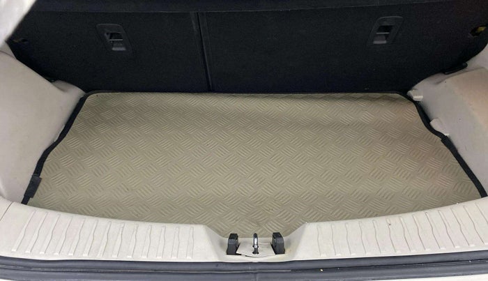 2019 Mahindra XUV300 W8 1.2 PETROL, Petrol, Manual, 49,408 km, Boot Inside