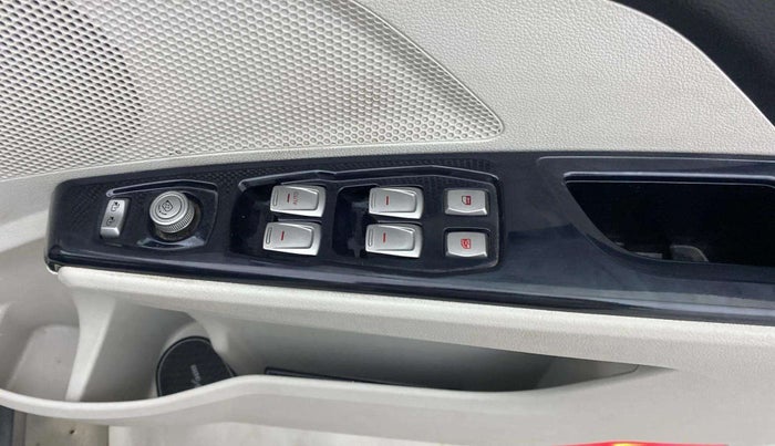 2019 Mahindra XUV300 W8 1.2 PETROL, Petrol, Manual, 49,408 km, Driver Side Door Panels Control