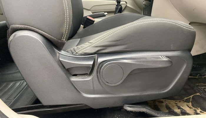 2019 Mahindra XUV300 W8 1.2 PETROL, Petrol, Manual, 49,408 km, Driver Side Adjustment Panel
