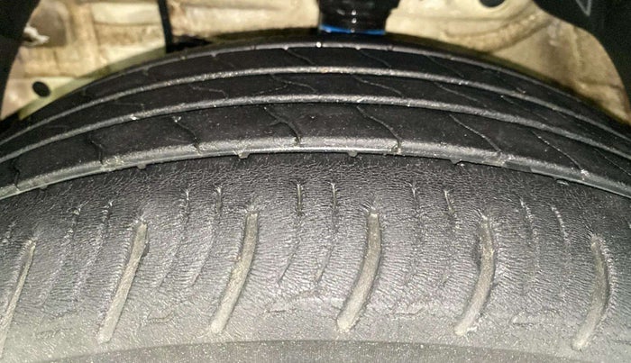 2019 Mahindra XUV300 W8 1.2 PETROL, Petrol, Manual, 49,408 km, Right Front Tyre Tread