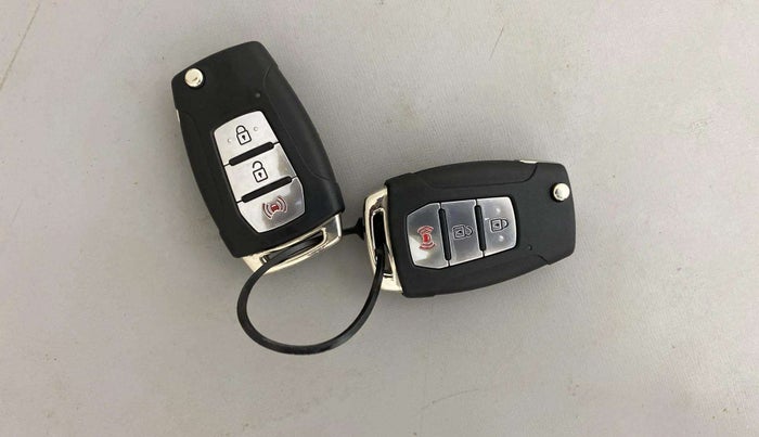 2019 Mahindra XUV300 W8 1.2 PETROL, Petrol, Manual, 49,408 km, Key Close Up