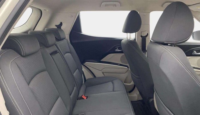 2019 Mahindra XUV300 W8 1.2 PETROL, Petrol, Manual, 49,408 km, Right Side Rear Door Cabin