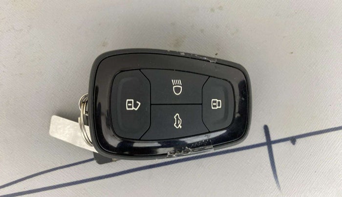 2024 Tata ALTROZ XZ + SUNROOF, Petrol, Manual, 7,771 km, Key Close Up