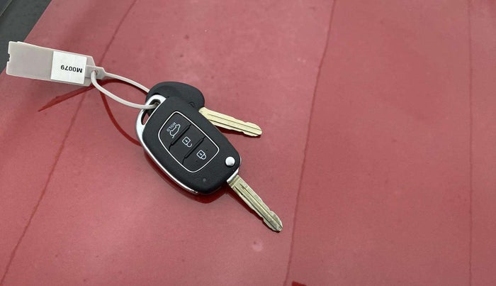 2019 Hyundai VENUE S 1.0 TURBO MT, Petrol, Manual, 73,757 km, Key Close Up