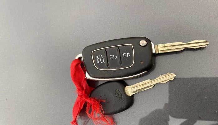 2020 Hyundai VENUE S+ 1.2, Petrol, Manual, 69,980 km, Key Close Up