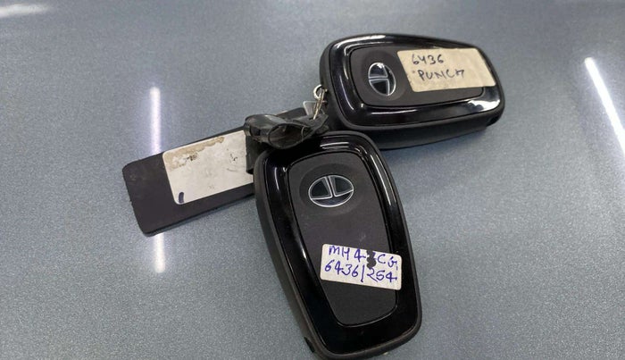 2024 Tata PUNCH CREATIVE AMT 1.2 RTN DUAL TONE, Petrol, Automatic, 2,686 km, Key Close Up