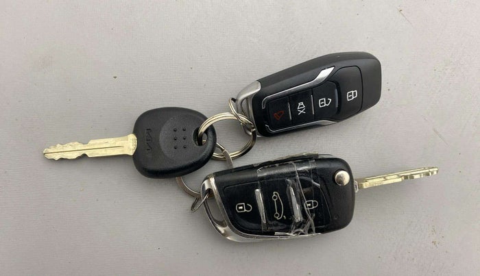 2023 KIA CARENS PREMIUM 1.4 PETROL 7 STR, Petrol, Manual, 39,689 km, Key Close Up
