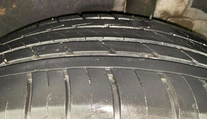 2023 KIA CARENS PREMIUM 1.4 PETROL 7 STR, Petrol, Manual, 39,689 km, Left Rear Tyre Tread