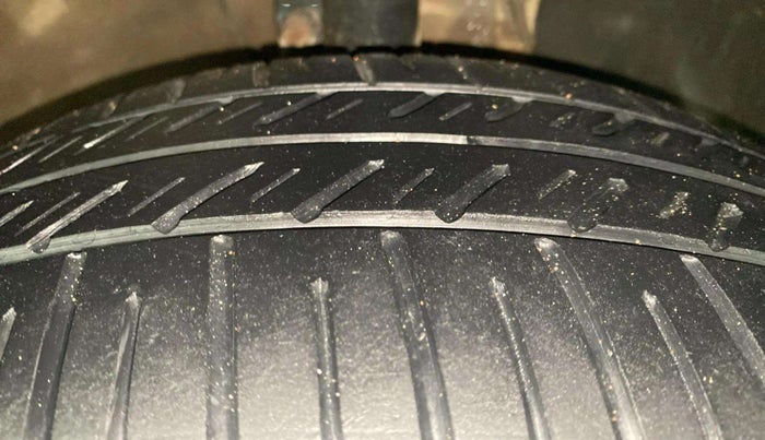 2023 KIA CARENS PREMIUM 1.4 PETROL 7 STR, Petrol, Manual, 39,689 km, Right Front Tyre Tread