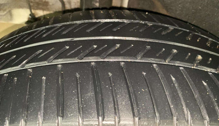 2023 KIA CARENS PREMIUM 1.4 PETROL 7 STR, Petrol, Manual, 39,689 km, Right Rear Tyre Tread