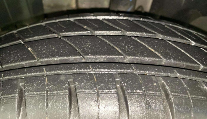 2021 Renault Kwid RXT 1.0 AMT (O), Petrol, Automatic, 11,800 km, Left Front Tyre Tread