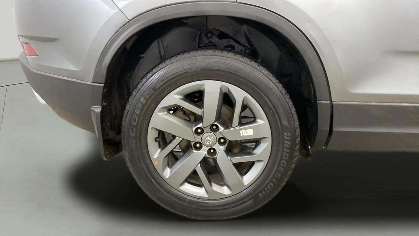 2022 Tata Safari XT PLUS, Diesel, Manual, 50,493 km, Right Rear Wheel