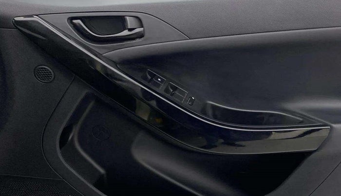 2022 Tata NEXON XZA PLUS (PREMIUM) KAZIRANGA PETROL, Petrol, Automatic, 21,043 km, Driver Side Door Panels Control