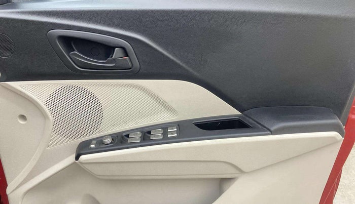 2022 Mahindra XUV300 W6 1.2 PETROL AMT, Petrol, Automatic, 23,294 km, Driver Side Door Panels Control