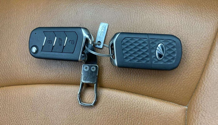 2022 Mahindra XUV300 W6 1.2 PETROL AMT, Petrol, Automatic, 23,294 km, Key Close Up