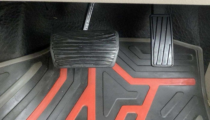 2022 Mahindra XUV300 W6 1.2 PETROL AMT, Petrol, Automatic, 23,294 km, Pedals