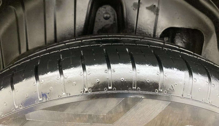 2022 Mahindra XUV300 W6 1.2 PETROL AMT, Petrol, Automatic, 23,294 km, Right Rear Tyre Tread