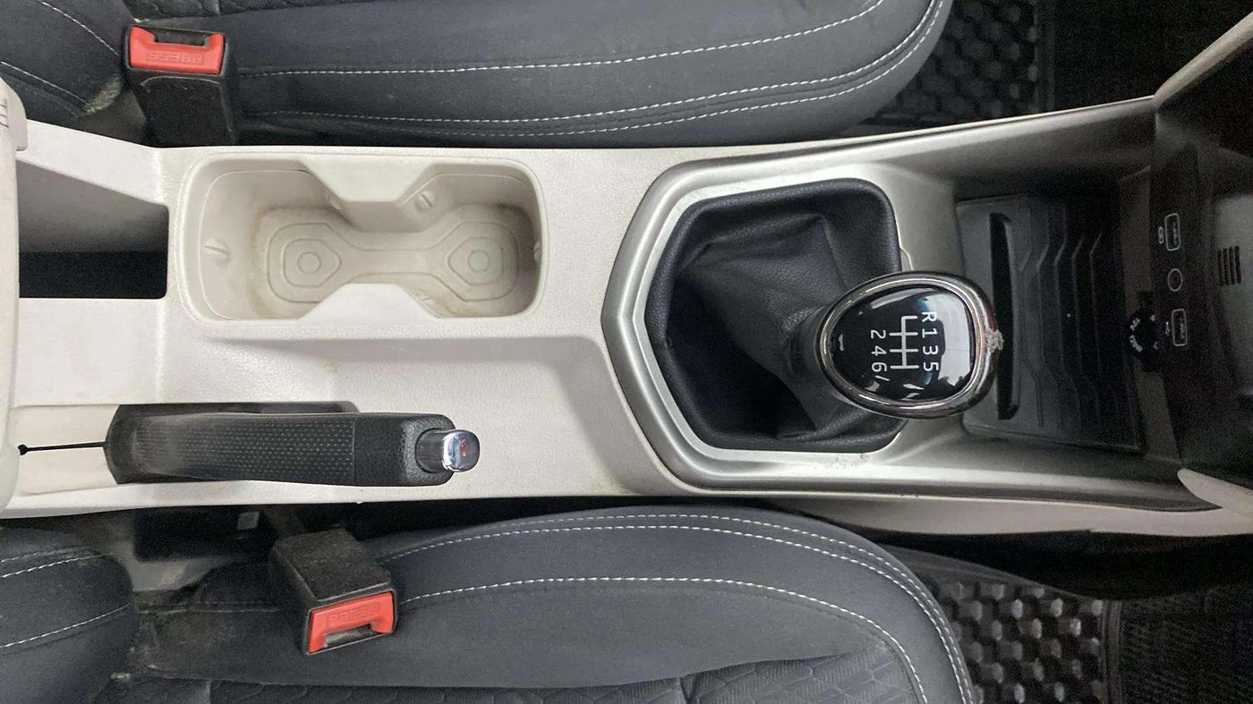 2021 Mahindra XUV300 W8 1.2 PETROL, Petrol, Manual, 51,781 km, Gear Lever