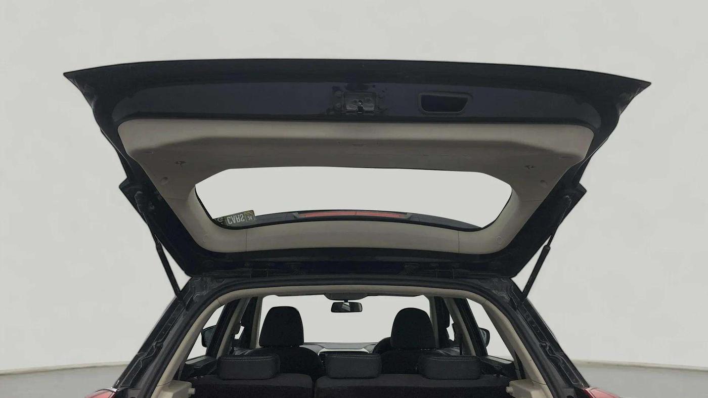 2021 Mahindra XUV300 W8 1.2 PETROL, Petrol, Manual, 51,781 km, Boot Door Open