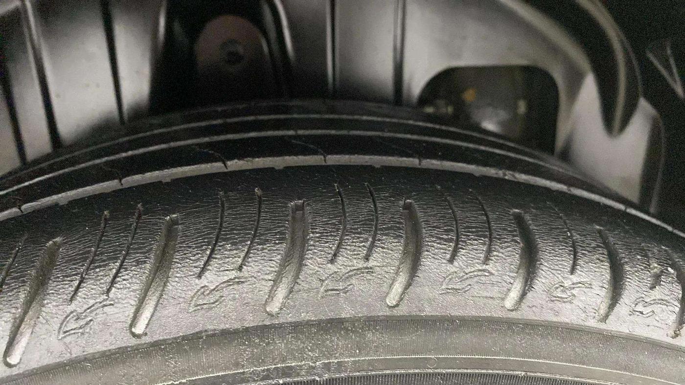 2021 Mahindra XUV300 W8 1.2 PETROL, Petrol, Manual, 51,781 km, Right Rear Tyre Tread